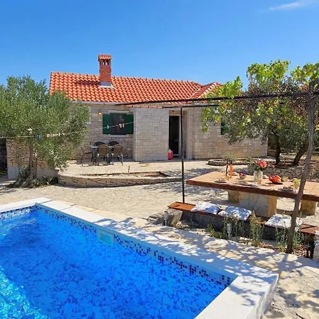 Сasa de vacaciones Stone House With Pool, Set In Idillic Countryside - Mir *