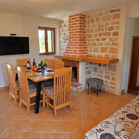 Сasa de vacaciones Stone House With Pool, Set In Idillic Countryside - Mir *