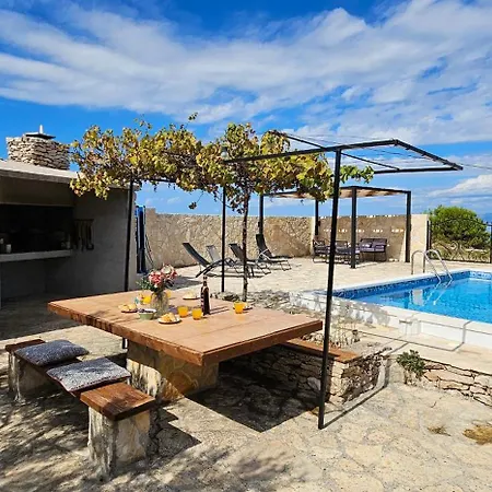 別荘 Stone House With Pool, Set In Idillic Countryside - Mir
