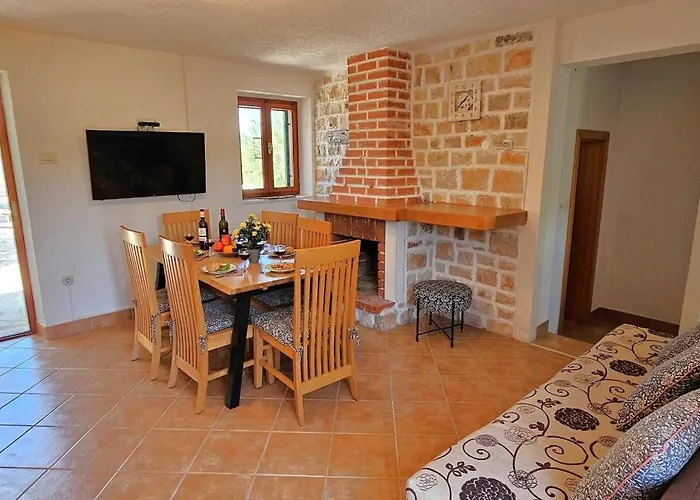 別荘 Stone House With Pool, Set In Idillic Countryside - Mir *