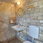 Stone House With Pool, Set In Idillic Countryside - Mir