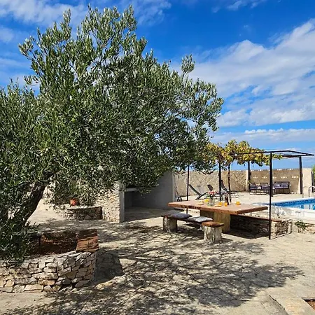 Dom wakacyjny Stone House With Pool, Set In Idillic Countryside - Mir