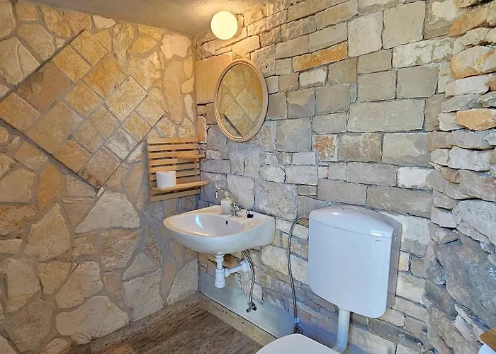 Stone House With Pool, Set In Idillic Countryside - Mir